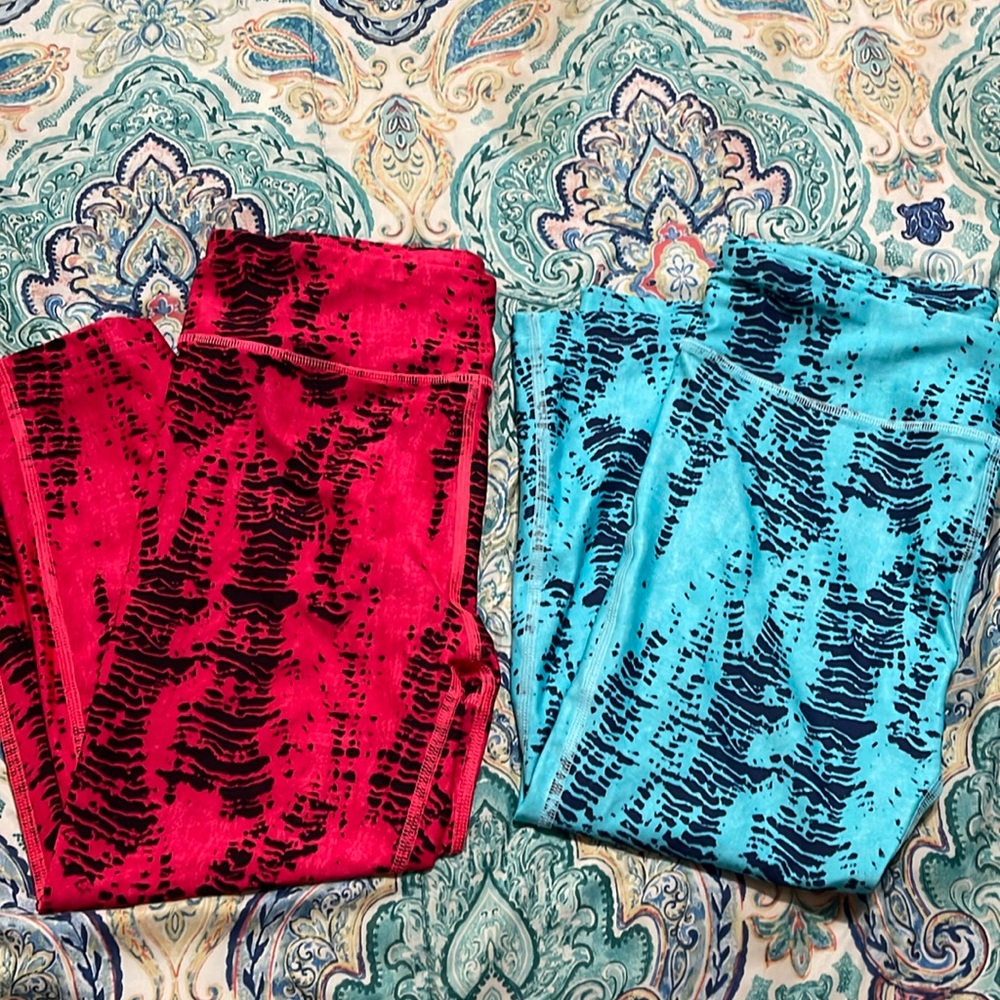 2 pair of Under Armour capri leggings.